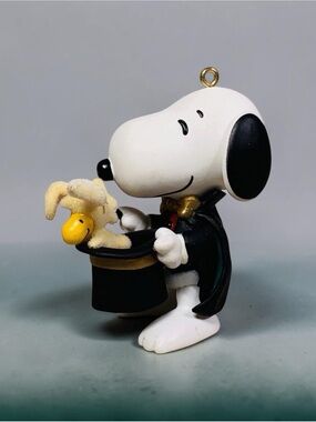 Hallmark Keepsake “Snoopy the Magnificent Spotlight on Snoopy Xmas Ornament